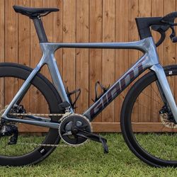 🚴‍♂️ Giant Propel Advanced Disc AXS – Carbon Aero Road Bike – Size 56  High-performance aero carbon road bike built for speed. The Giant Propel is on