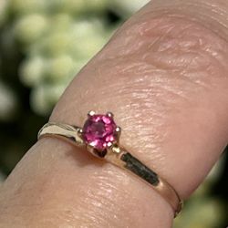 Estate Find Vintage Real 10k Yellow Gold Real Ruby Small Minimalist, Simple, Tiny Jewelry Ring Size 6   