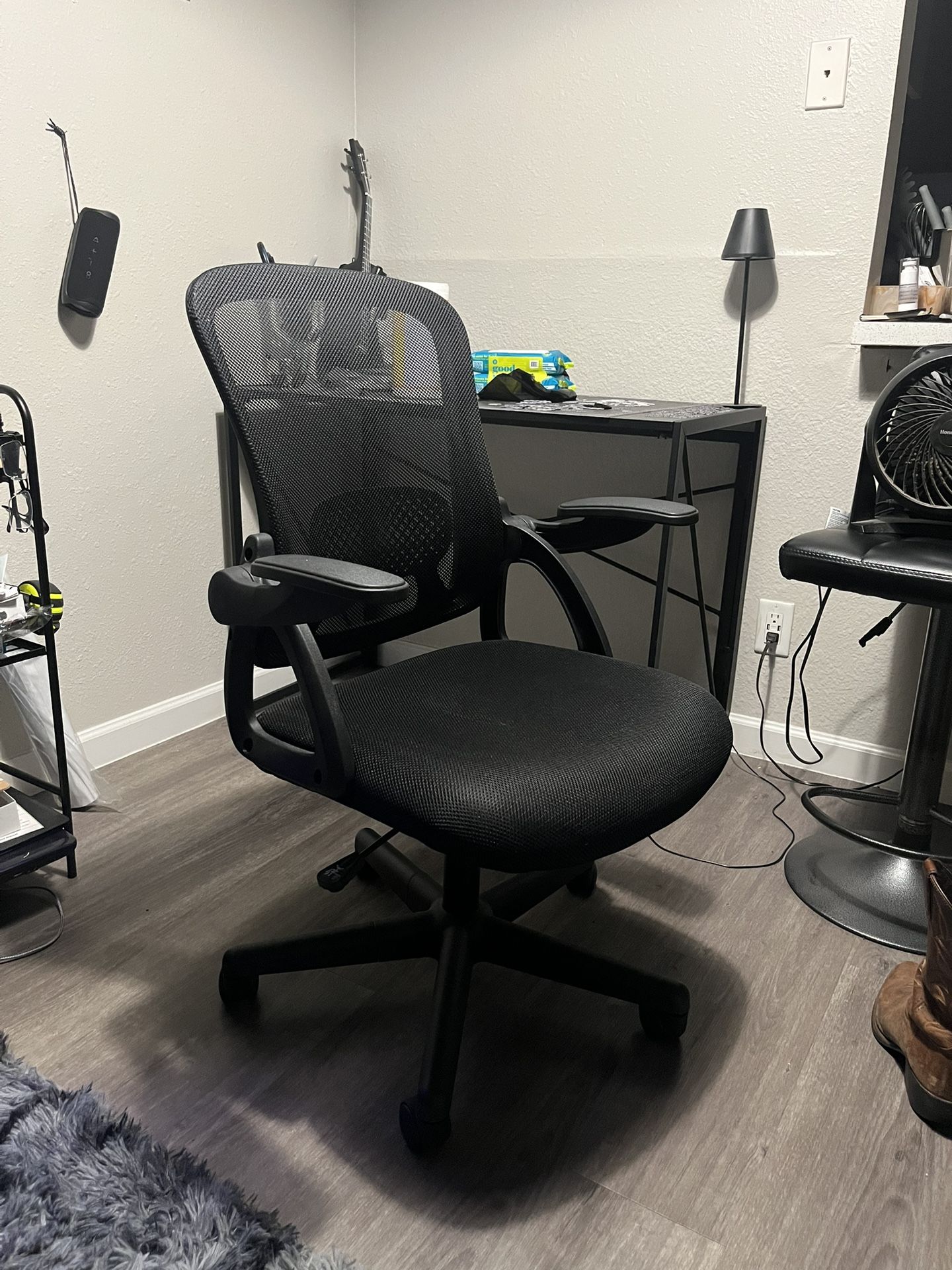 Office Rolling Chair With Adjustable Heights And Armrests And Desk For Sale