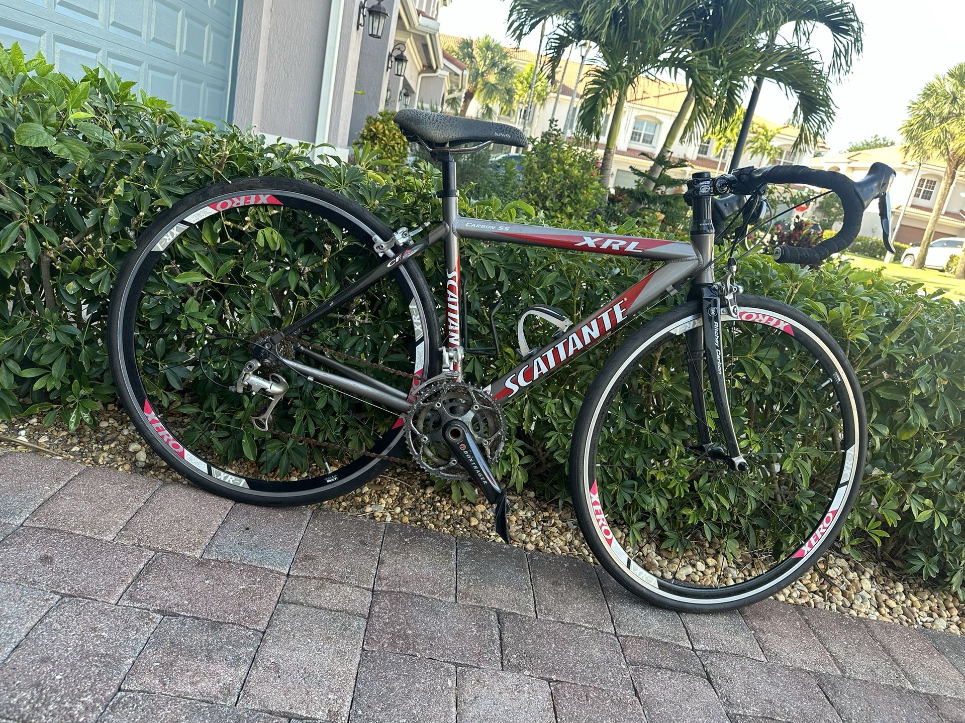 Scattered 50 cm carbon fiber road bike