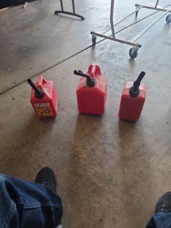 Gas can(s)