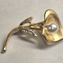 Vintage Goldtone Calla Lily Brooch With Faux Pearl And Clear Rhinestones 2.25"