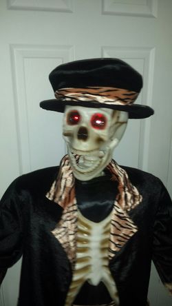 Dancing singing Halloween skeleton prop with microphone input