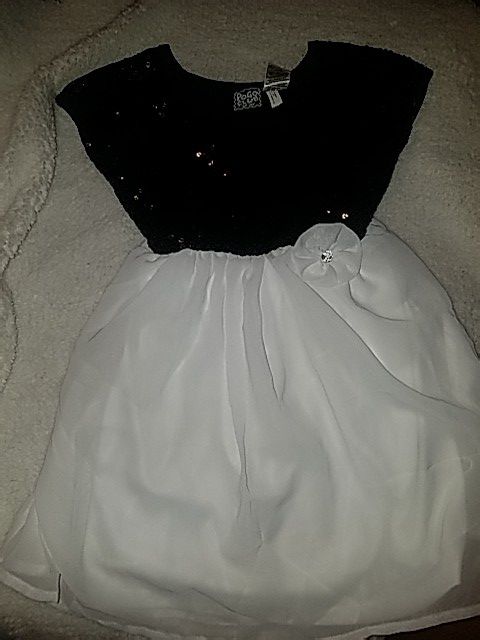 Little girls white and black dress, size M(5/6) new never worn with tags