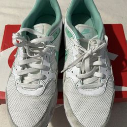 Woman’s Nike Sneakers 