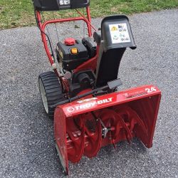 Troy-Bilt Storm 2410 gas snow blower