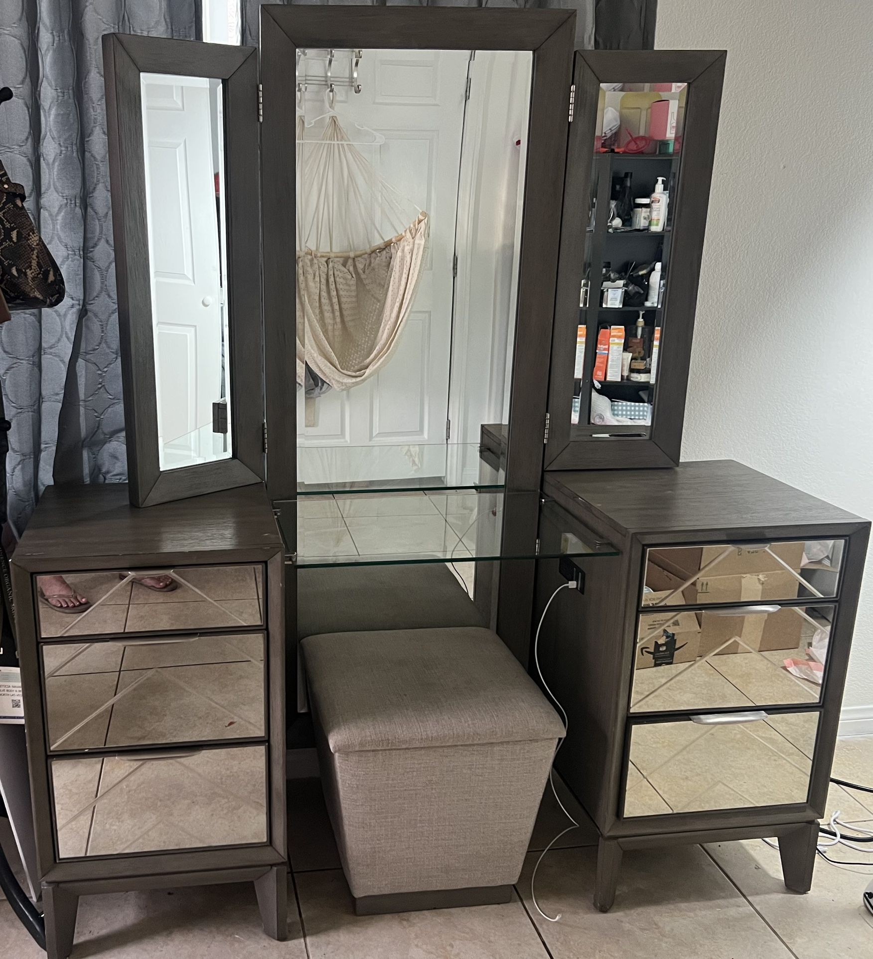 Vanity In Great Conditions 