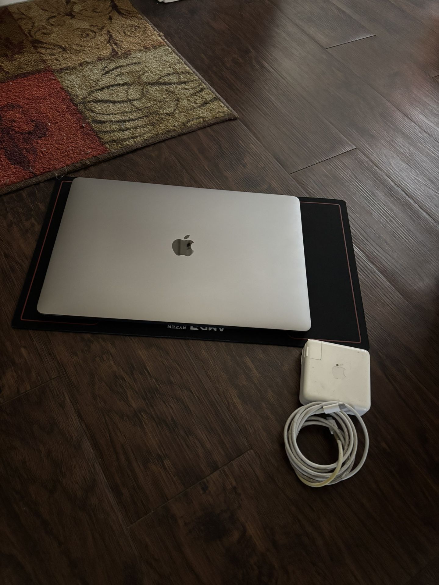 MacBook Pro 💻 15” (2018)16GB Ram 256GB SSD 4GB GPU READ DESCRIPTION!!👀 PICK UP ONLY NO TRADE 👉FIRM ON PRICE👈 ONLY CASH 💵 💲225
