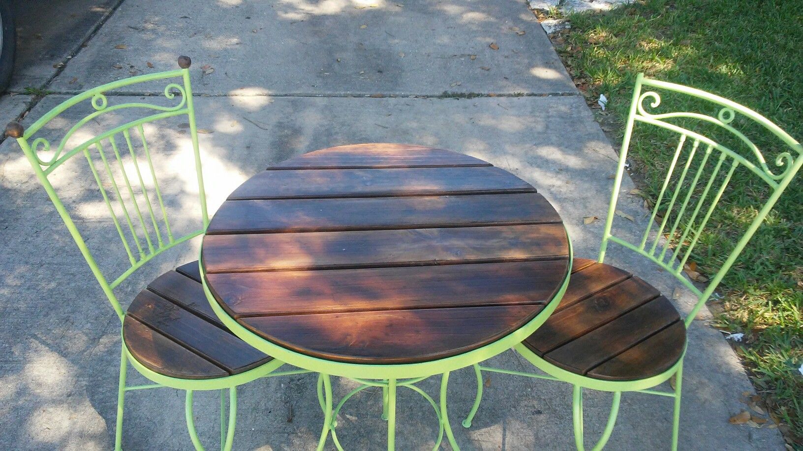 Beautiful Bistro Vintage Table n Chairs