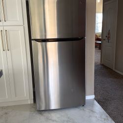 LG 24 cu ft Stainless Steel Top Freezer Refrigerator – ENERGY STAR, LED Lighting