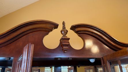 Beautiful Solid Wood China Cabinet / Hutch – Excellent Condition