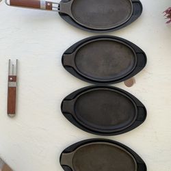 Set of 4 Cast Iron Fajita Plate Set  Fajita Plate Sizzler Pan with Heat Resistant Tray and removable handle that inserts.