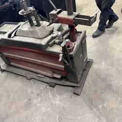 Coat tire machine