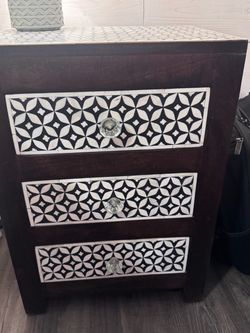 2 matching nightstands