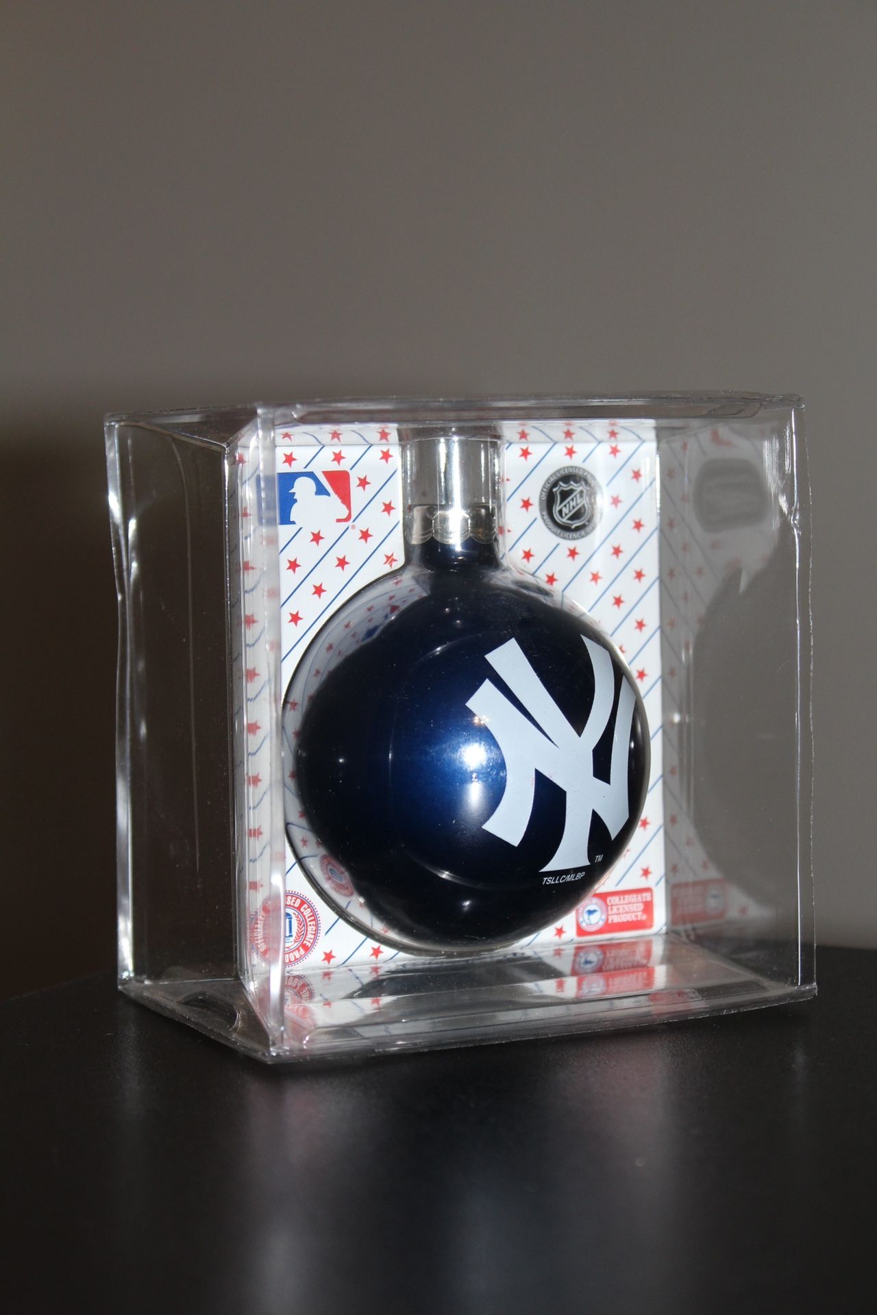 NEW YORK YANKEES SPORTS COLLECTORS SERIES GLASS CHRISTMAS ORNAMENT - NEW BLUE