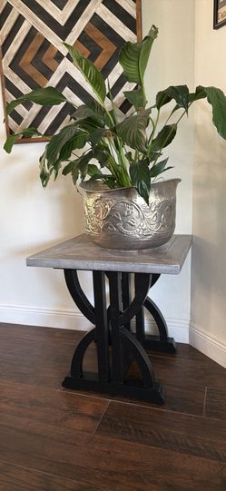 Plant stand or end table