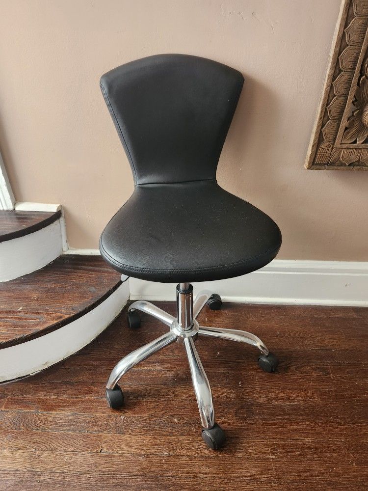Rolling beauty salon esthetician chair