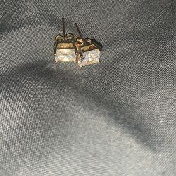 Stud earrings 