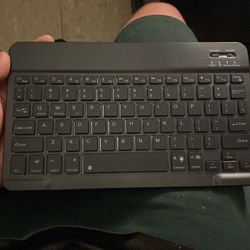 New blue tooth key board  never use will throw in mouse