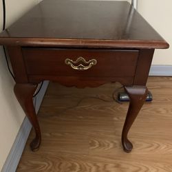 1980s Thomasville Queen Anne Cherry Side Table