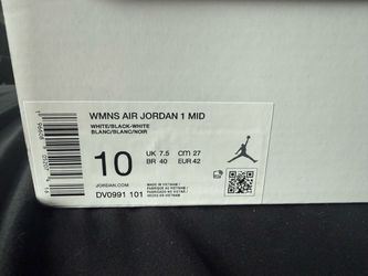 Woman’s size 10 Jordan 1s