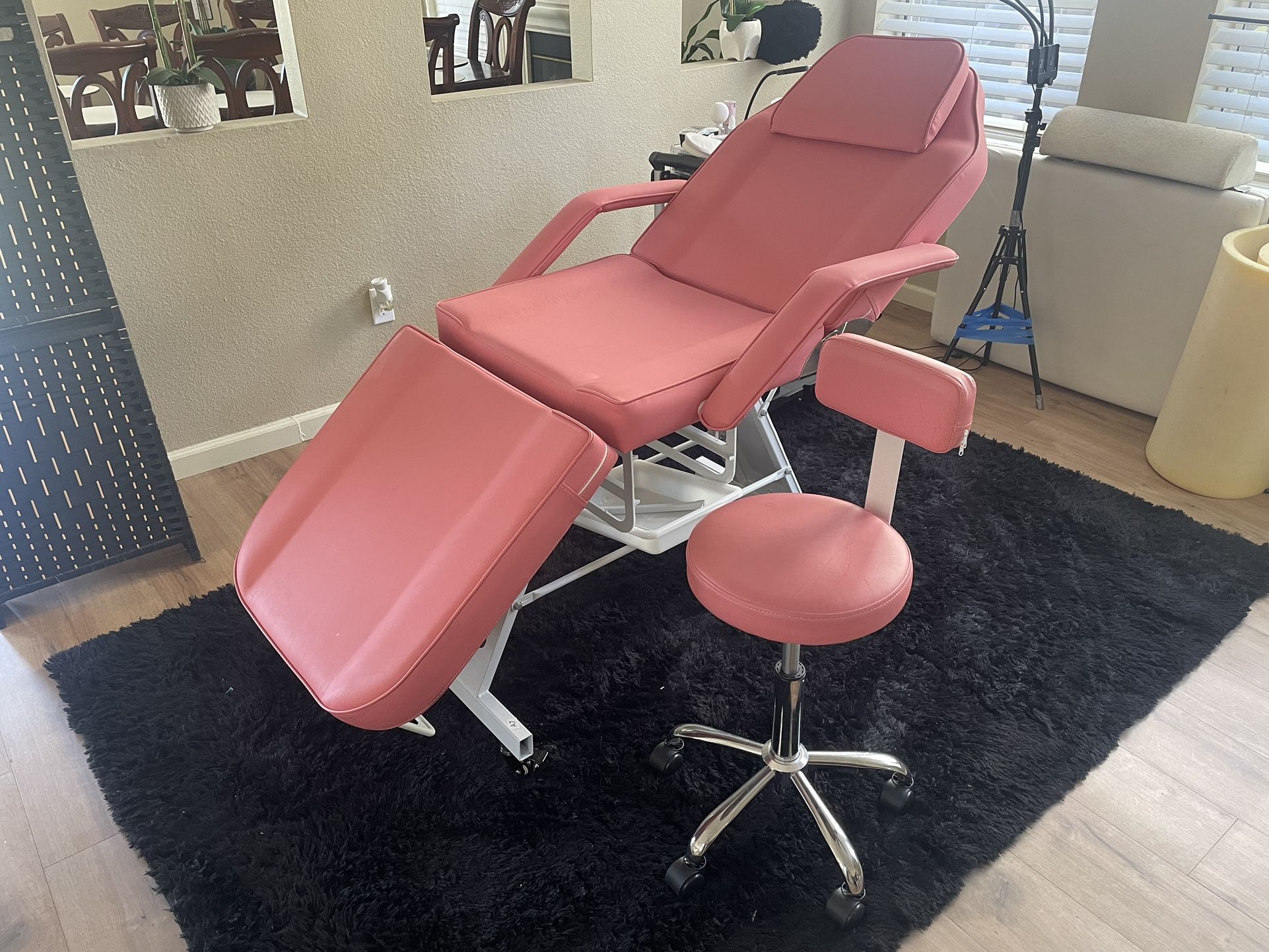 **EXCELLENT Condition Adjustable Salon Bed & Stool*