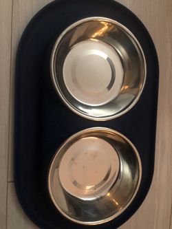 Dog bowl set w/ removable drip/spill mat. Bowls can be used with or without the underlining, and are easily removable.