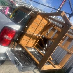 Columpio de dos columpios para niños con resbaladilla está en perfectas condiciones, tiene un parche de madera a un lado