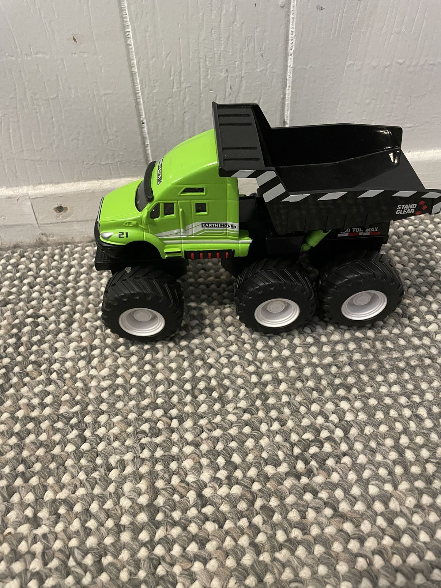 Maisto Fresh Metal Builder Zone Quarry Monsters-Lime Green Earth Mover Dump Truck