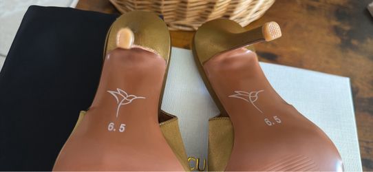 Zapatillas nuevas, talla seis y medio color amarillo, mostaza