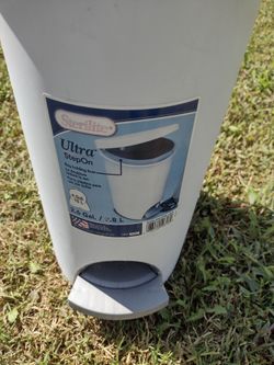 Trash 🗑️ can. Good LIKE 🆕. $3