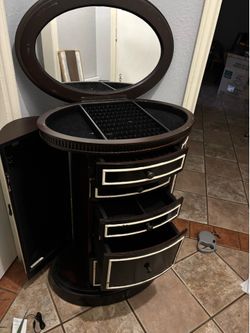 Jewelry dresser