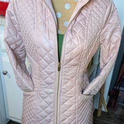 Via Spiga Diamond Quilted Mid-Length Coat
Women’s Size Small – Palest Pink 💕
Lightweight, fitted, and soft with front pockets & zip closure.

