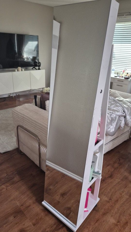 White Modern Jewelry Cabinet With LED Lighting 