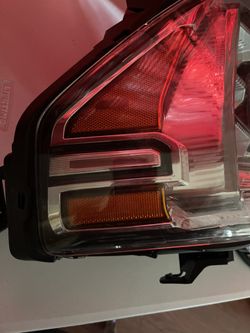 19-22 GMC SIERRA DENALI PASSENGER HEADLIGHT