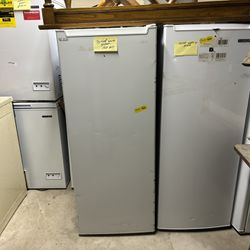 7.5 ft.³ Thompson new upright freezers so I’m having a dent or maybe a scratch or two but all are new all been tested works great $25 delivery Milwaee
