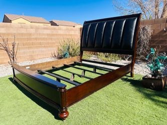 BEAUTIFUL CAL KING BED FRAME ( FREE DELIVERY FIRST FLOOR ) GOOD CONDITION 😍 FIRM PRICE $280
