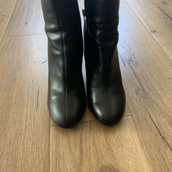New woman’s boots size 7.5