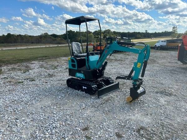 NEW 1-ton mini excavator with thumb and Briggs & Stratton gas engine