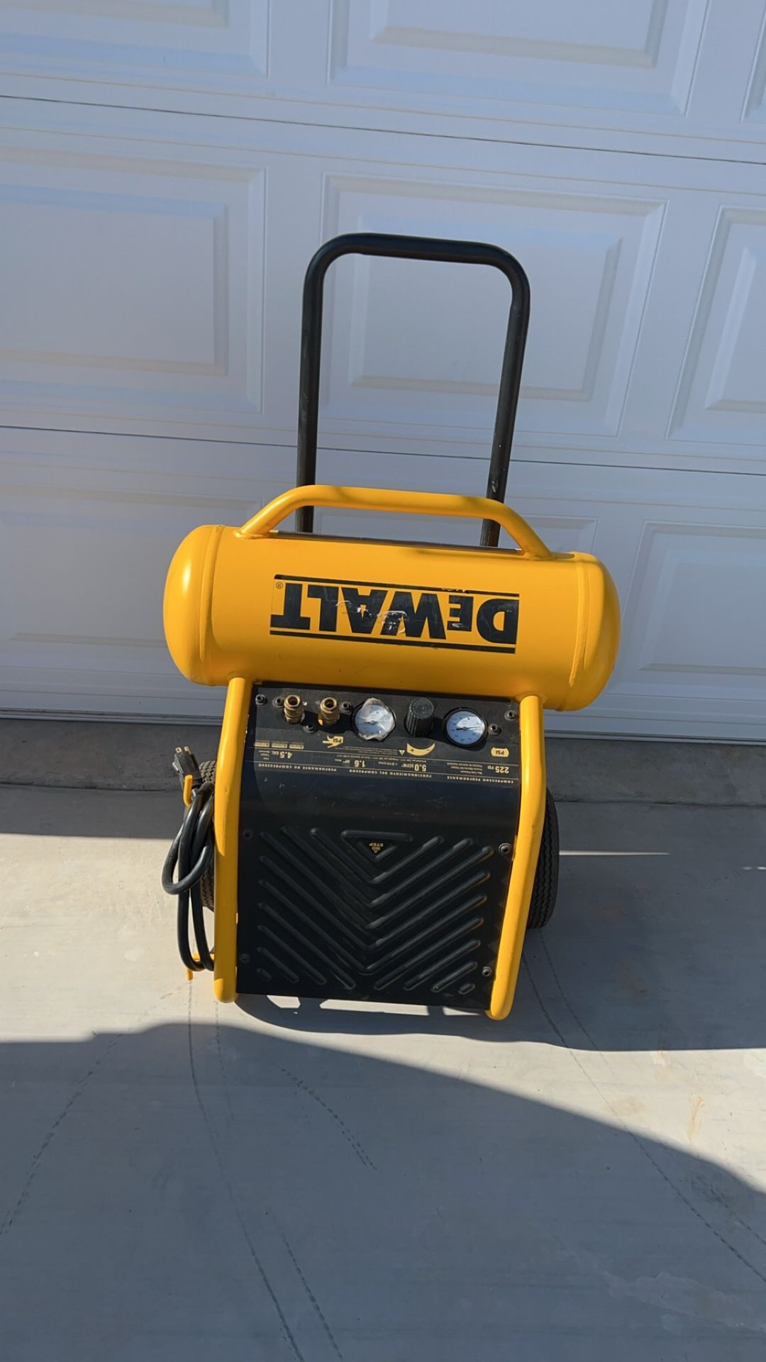 Dewalt 4.5 Gallon Portable Electric Air Compressor