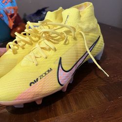 Soccer shoes