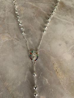 Rosario en Oro  blanco con pedrería de colores 