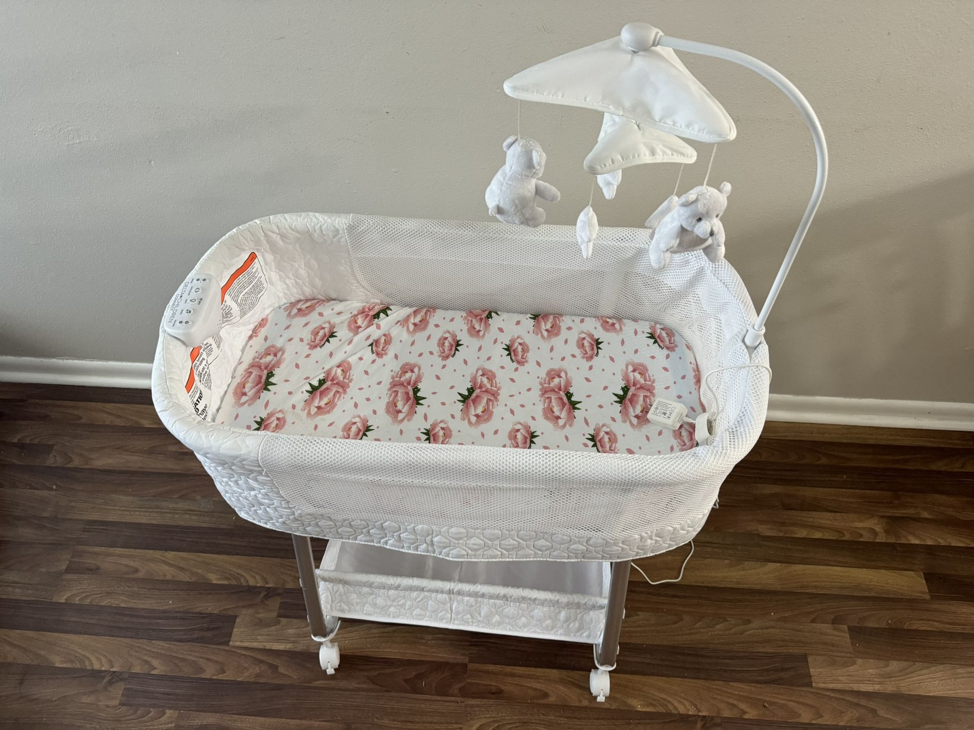 Delta Children Nod Bassinet - Smart Sleeper Wi-Fi