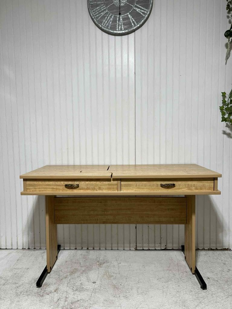 Desk, Escritorio
