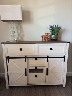 Farmhouse dresser / ivory