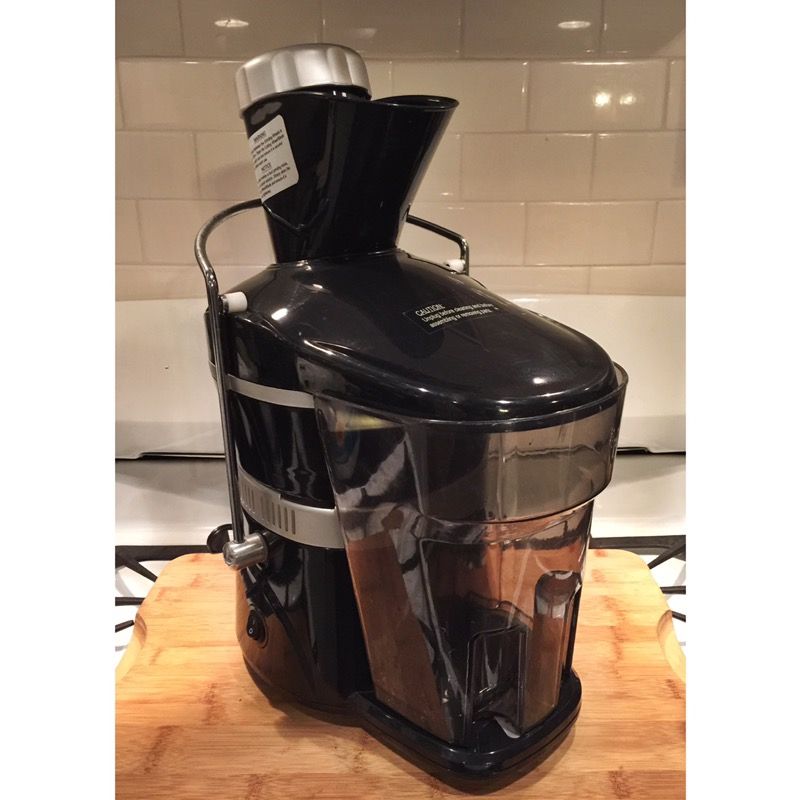 BLACK+DECKER Fruit and Vegetable Juice Extractor, 400-Watt Black, JE2200B,  12.2 x 6.6 for Sale in Houston, TX - OfferUp