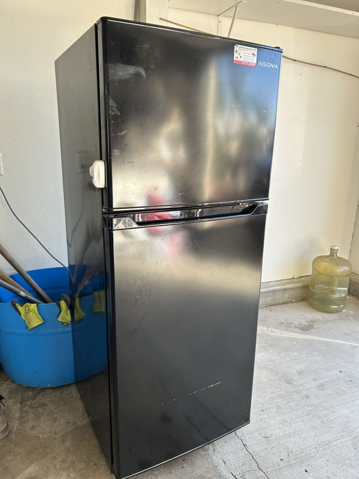 Insignia refrigerator 10 Cu. Ft. 
