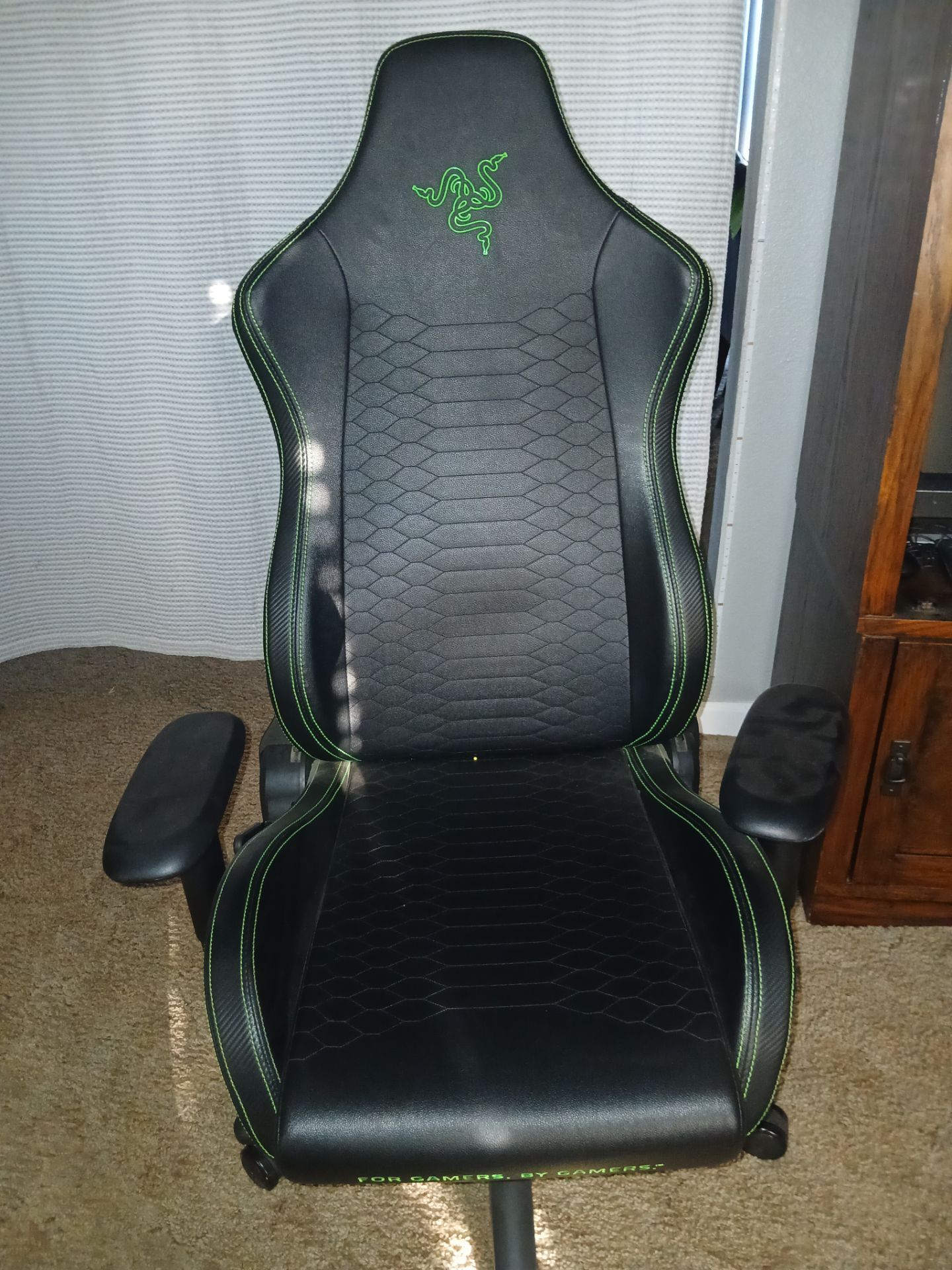 Razer Gaming Chair Black and Green for Sale in Madera, CA - OfferUp