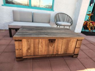 New. Farmhouse  Lift-Top Coffee Table.