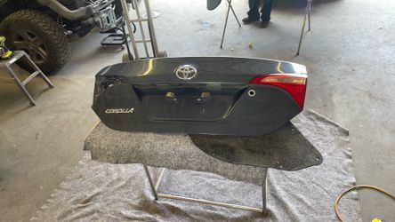2014 2019 TOYOTA COROLLA REAR TRUNK LID OEM